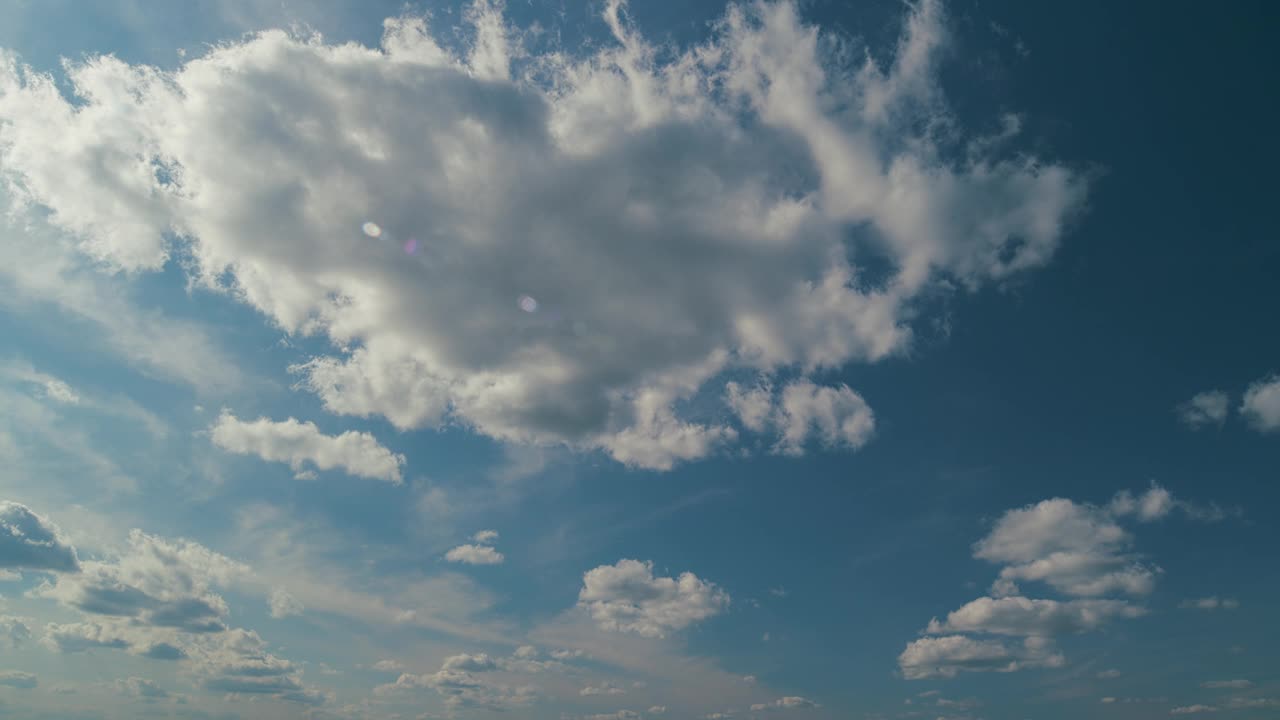 形成云天空景观。不同的云类型和层覆盖蓝天。白色不同的层云景在美丽的阳光晴朗的天空。视频下载