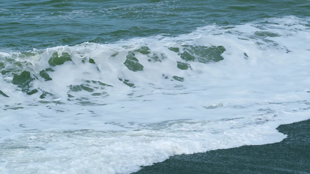 美丽的强大的巨浪与泡沫在夏季风暴在海上。美丽的海水喷雾飞溅。缓慢的运动。视频下载