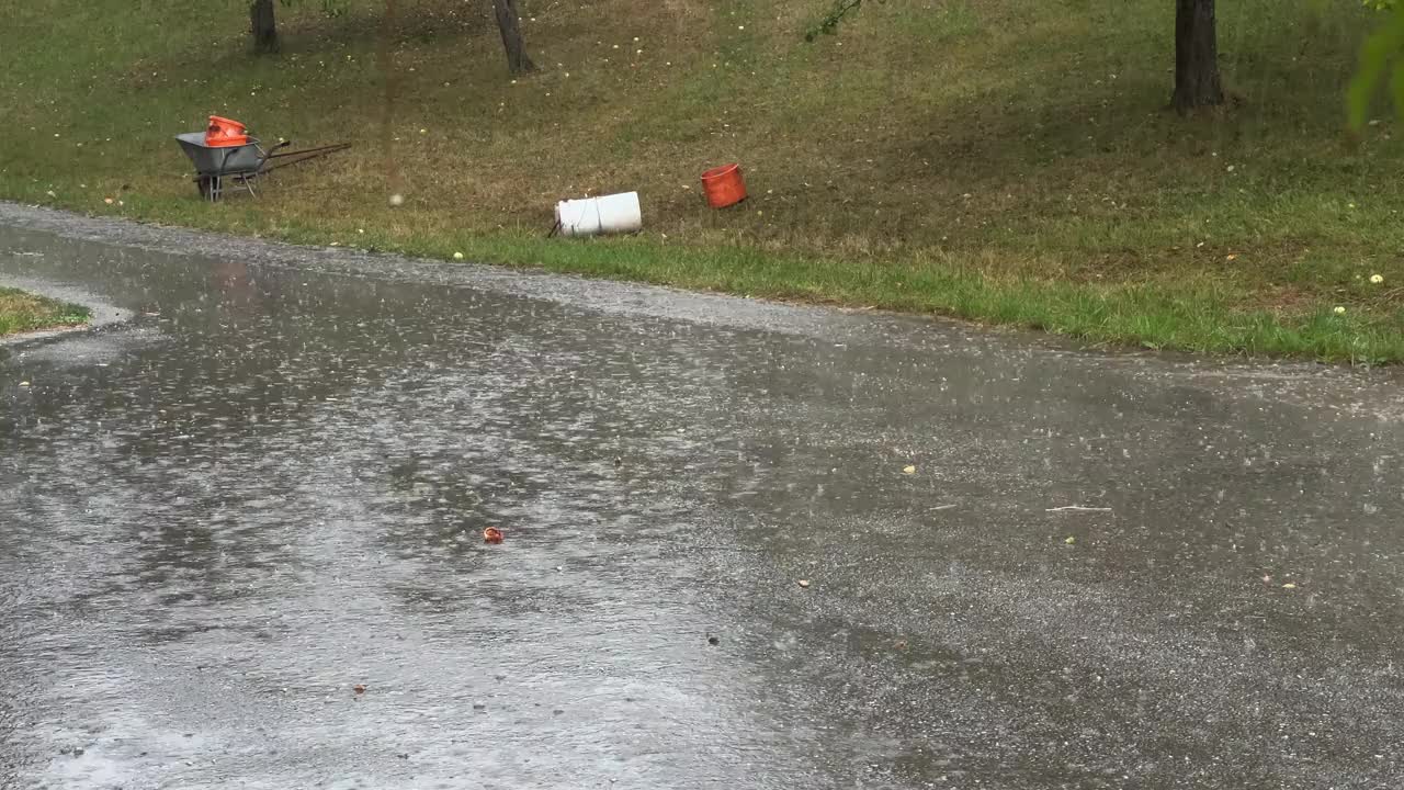 暴雨落在乡村街道上视频下载