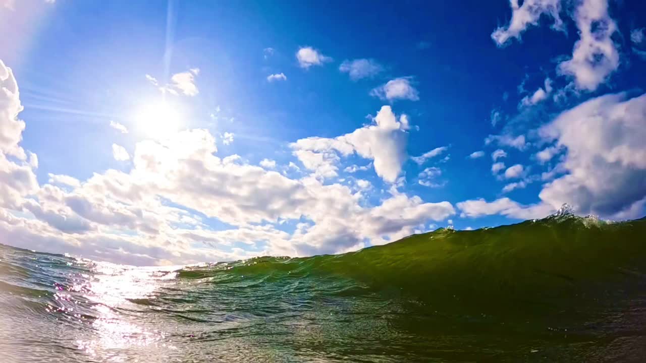 在夏天有风的日子里，波罗的海的浪花翻滚视频下载