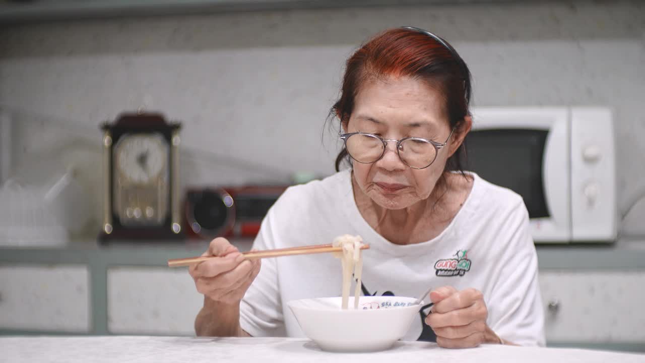 生活方式老太太是独自在家吃饭视频下载