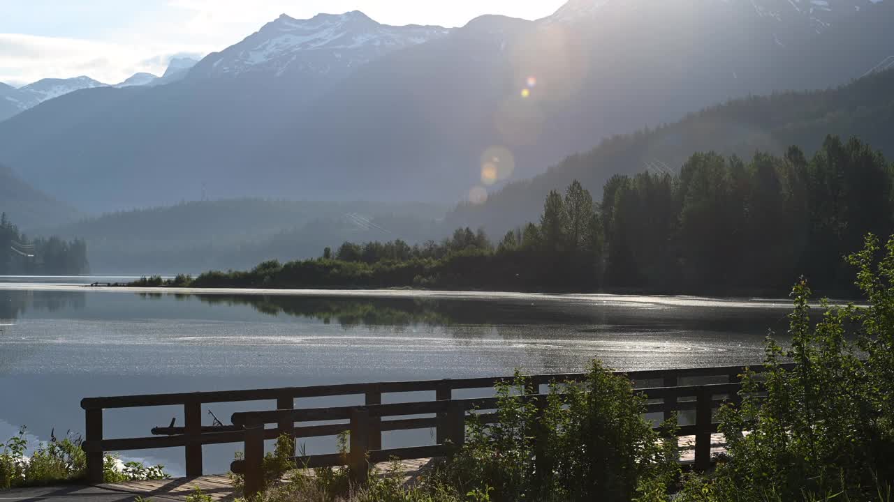 朋友们沿着指定的自行车道骑自行车，可以看到湖和山视频下载