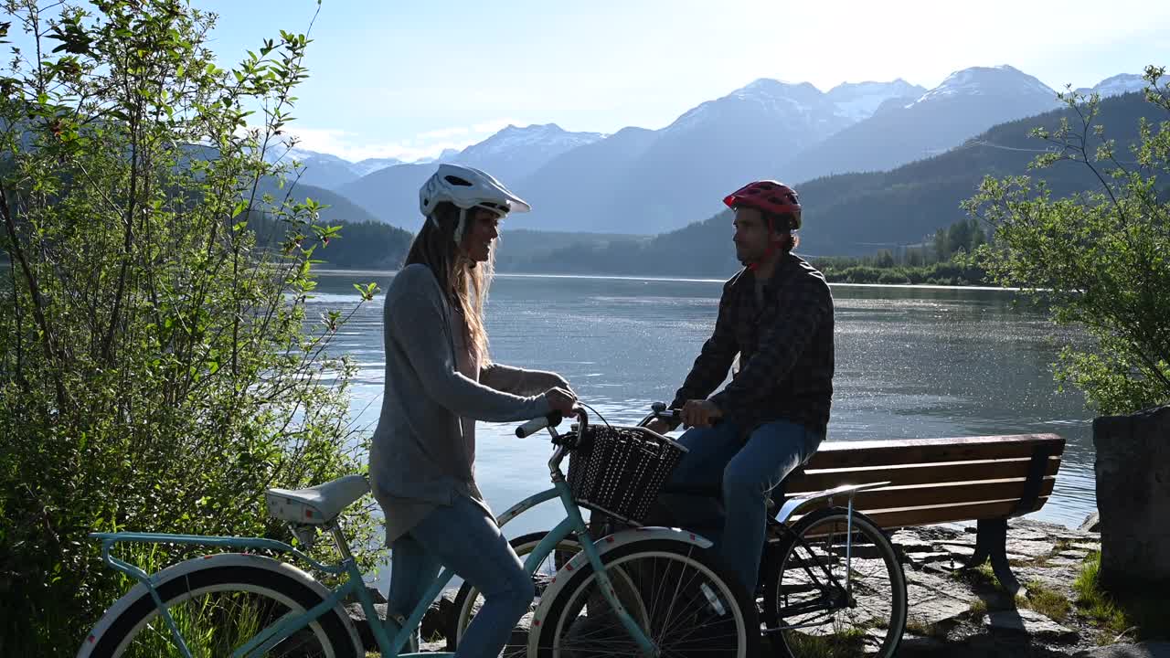 一群朋友在湖边放松，骑着自行车欣赏风景视频素材