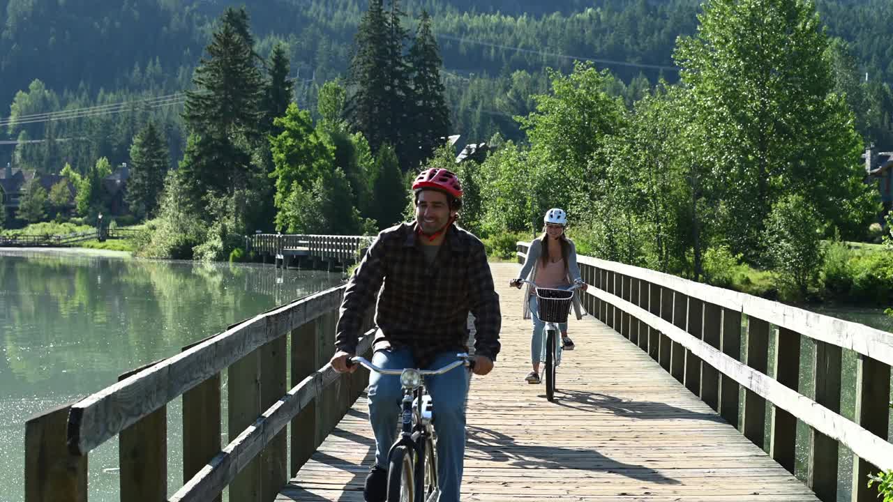 一群朋友在指定的小路上骑自行车，欣赏湖光山色视频素材