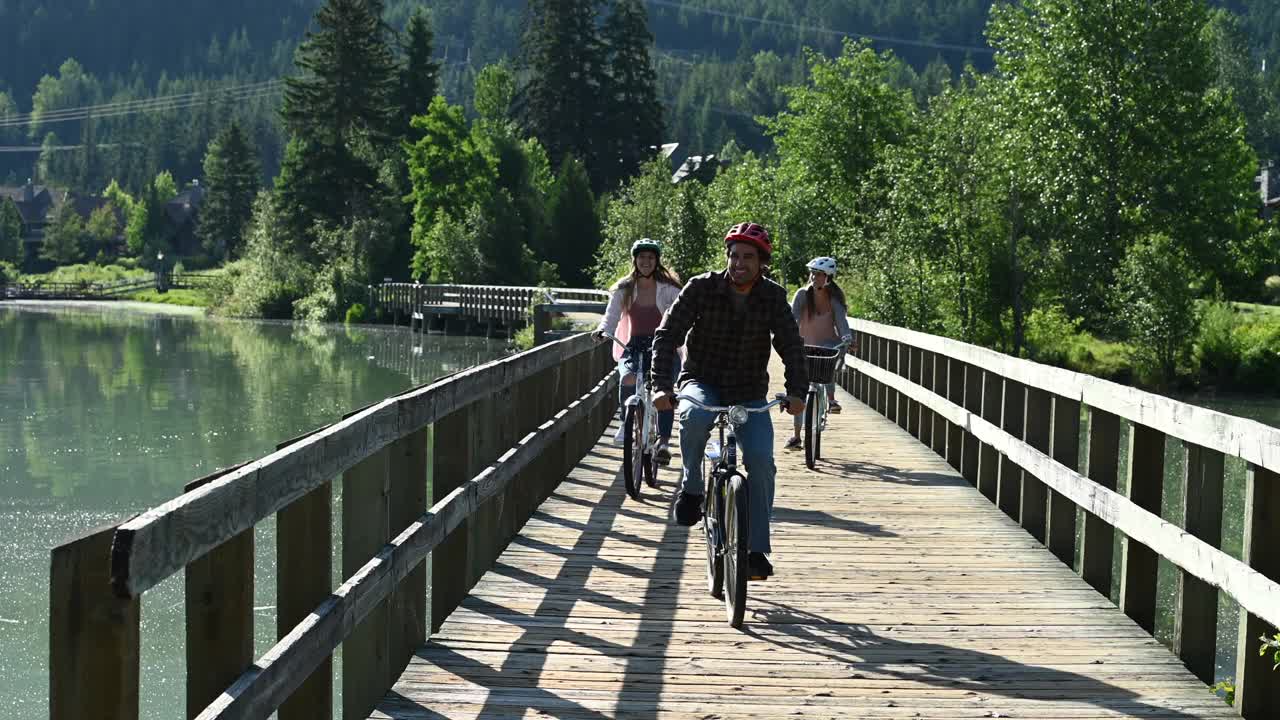 一群朋友在指定的小路上骑自行车，欣赏湖光山色视频素材