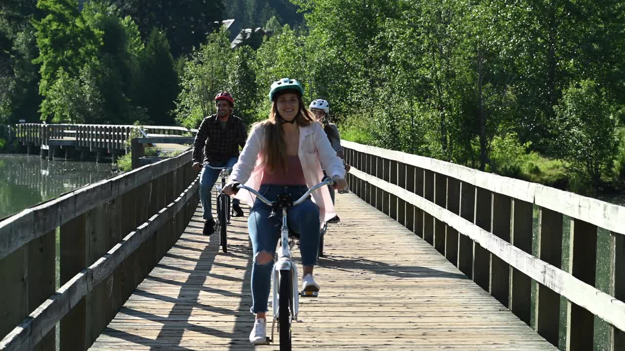 一群朋友在指定的小路上骑自行车，欣赏湖光山色视频下载