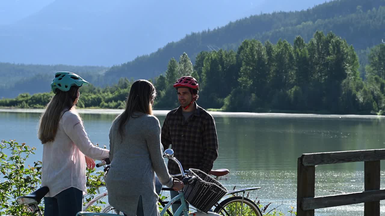 一群朋友在湖边放松，骑着自行车欣赏风景视频素材