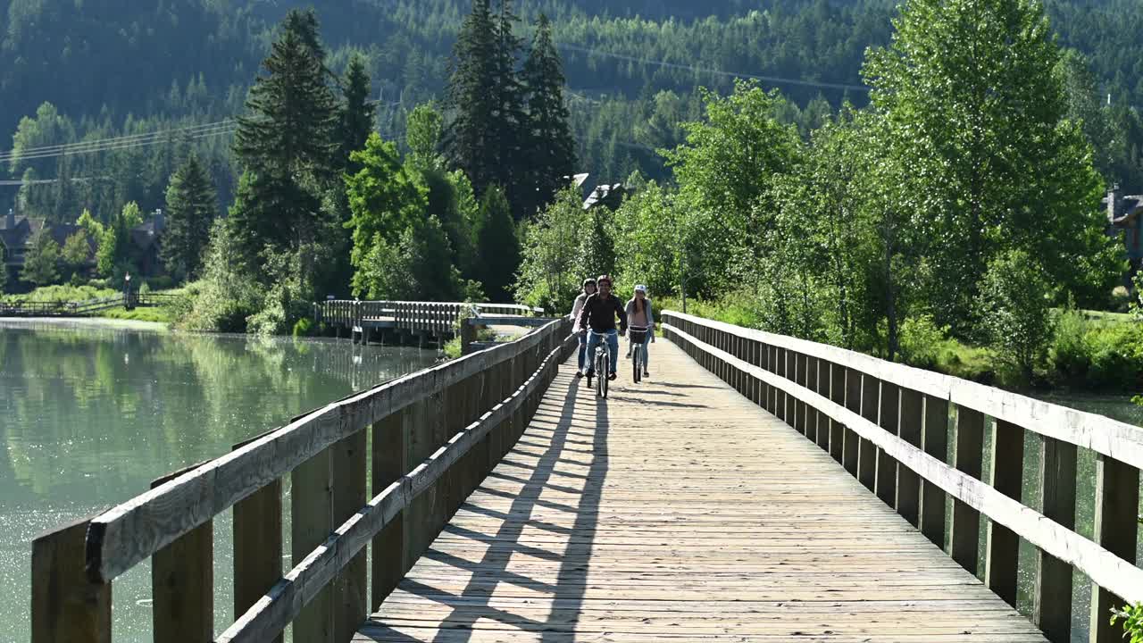 一群朋友在指定的小路上骑自行车，欣赏湖光山色视频下载