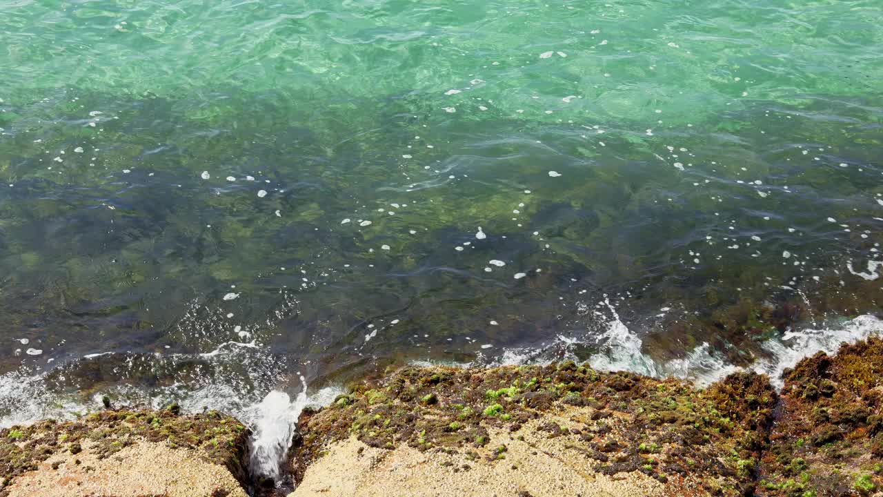 在岩石池制动波，海岸线与清晰的水晶海浪背景。绞架海滩，科夫斯港，澳大利亚。4K视频。视频下载