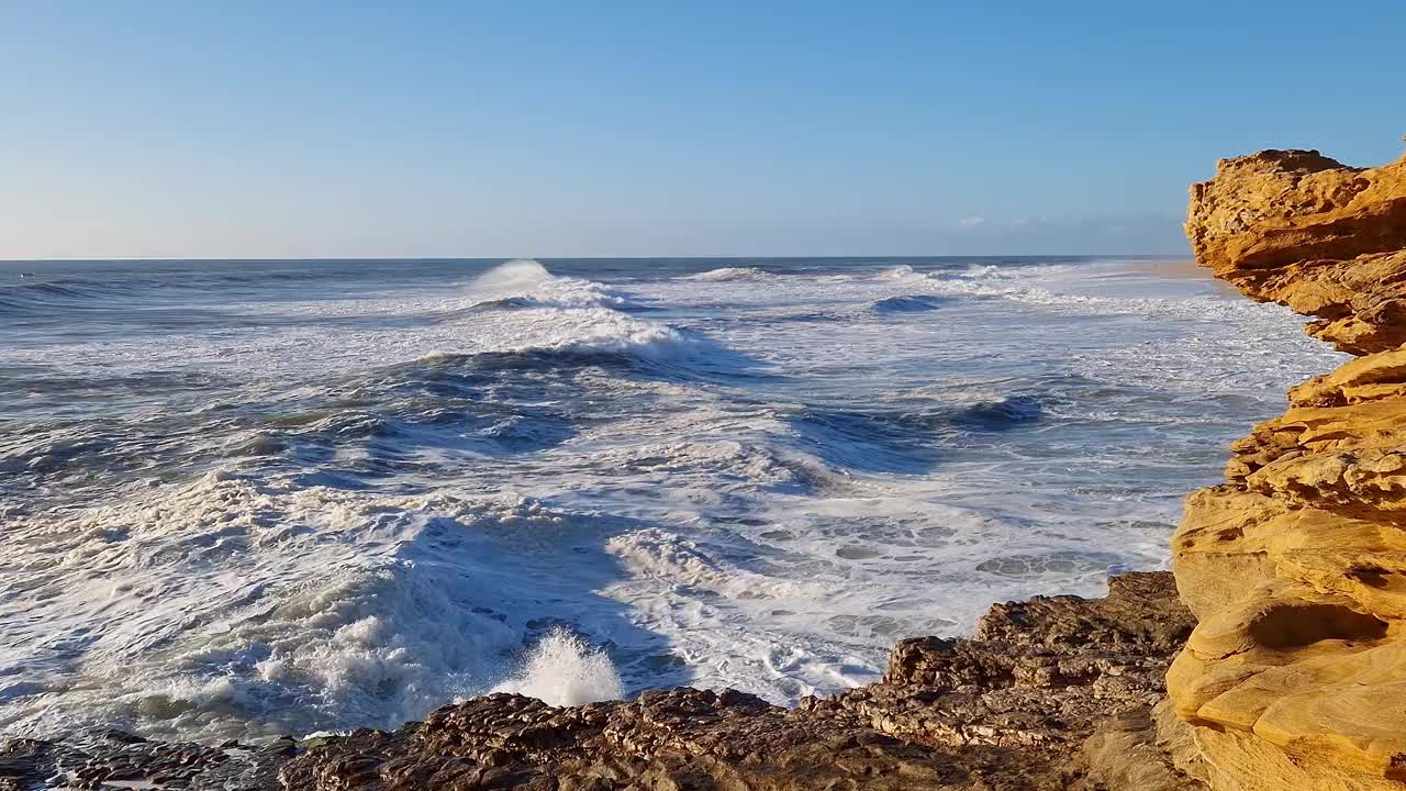 葡萄牙纳扎雷北部普拉亚灯塔附近的大浪视频下载