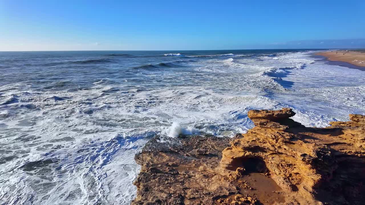 葡萄牙纳扎雷北部普拉亚灯塔附近的大浪视频下载