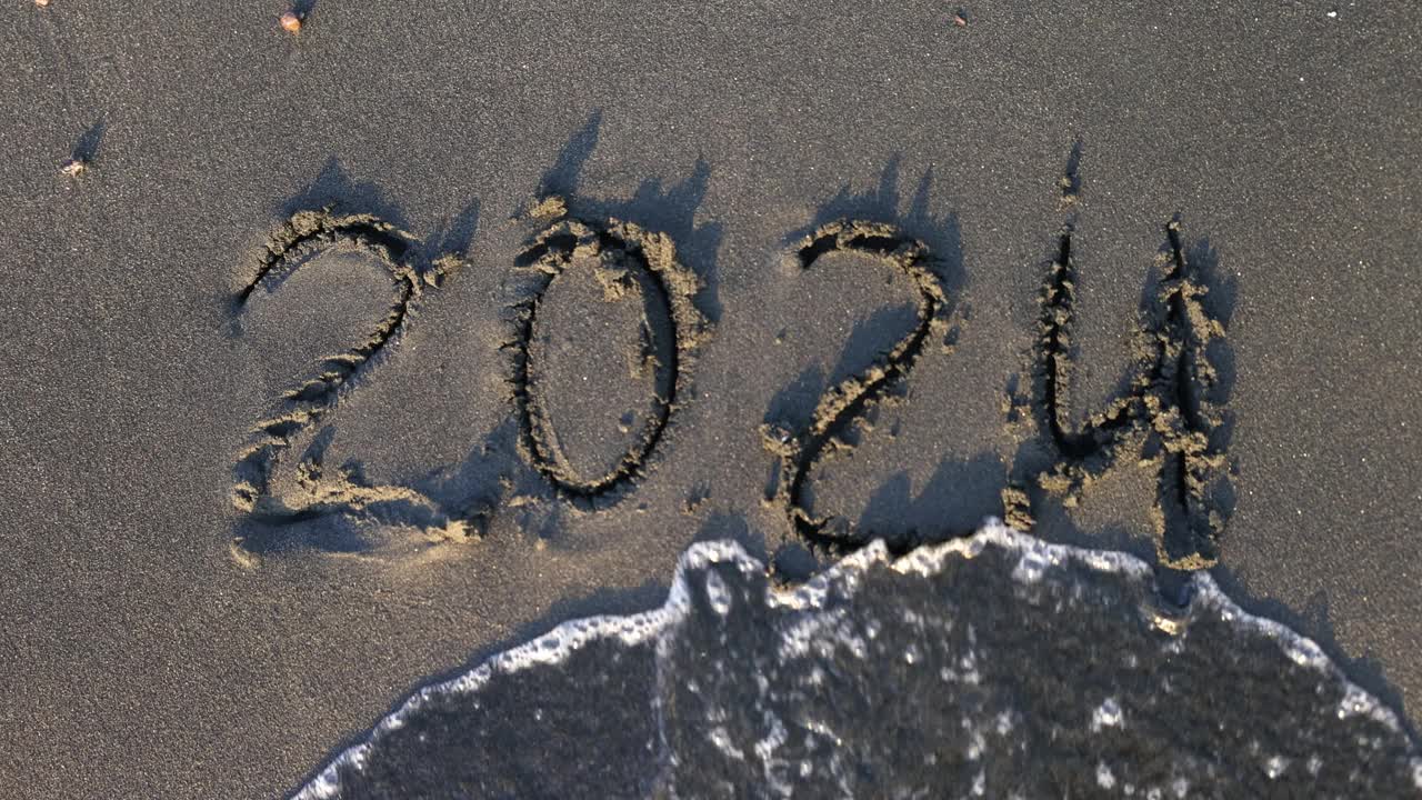 夏天，海边的湿沙上写着2024年的数字视频下载