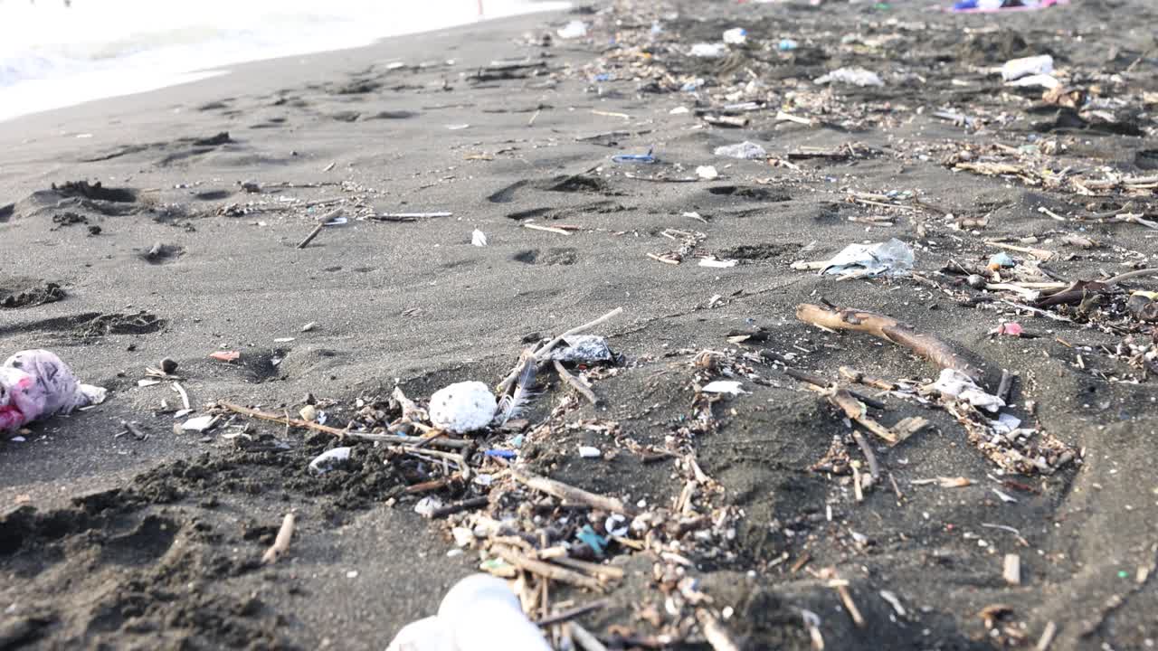 海滨度假胜地的沙滩上堆满了各种垃圾视频下载