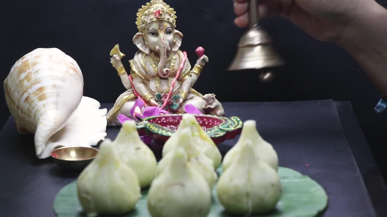 在Ganesh Chaturthi节之际敬拜主甘尼萨的诞生。视频素材