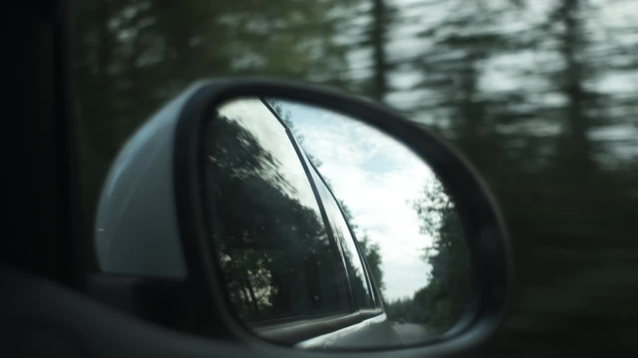 在阳光明媚的日子里，汽车行驶在遥远的旅游目的地的夏秋风景中的倒影。美丽的旅行旅行的灵感和冒险的概念视频下载