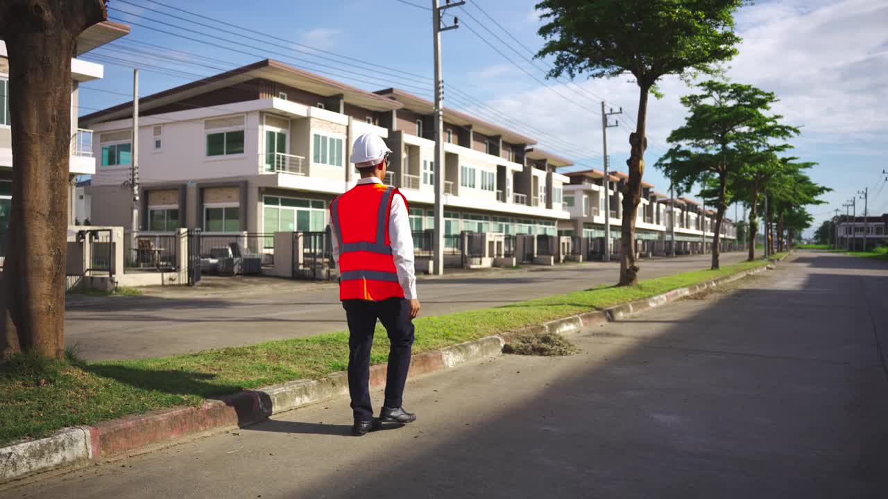 戴着安全帽的年轻男工程师手持建筑检查板进行装修检查项目房地产开发4k视频慢动作视频下载