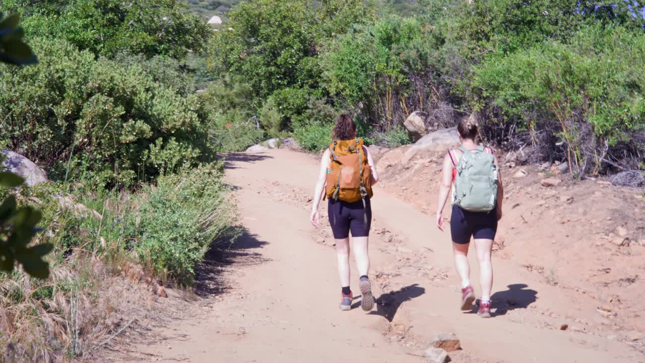 妇女徒步旅行在一个风景秀丽的小道在库亚马卡兰乔州立公园加州4k股票视频视频下载