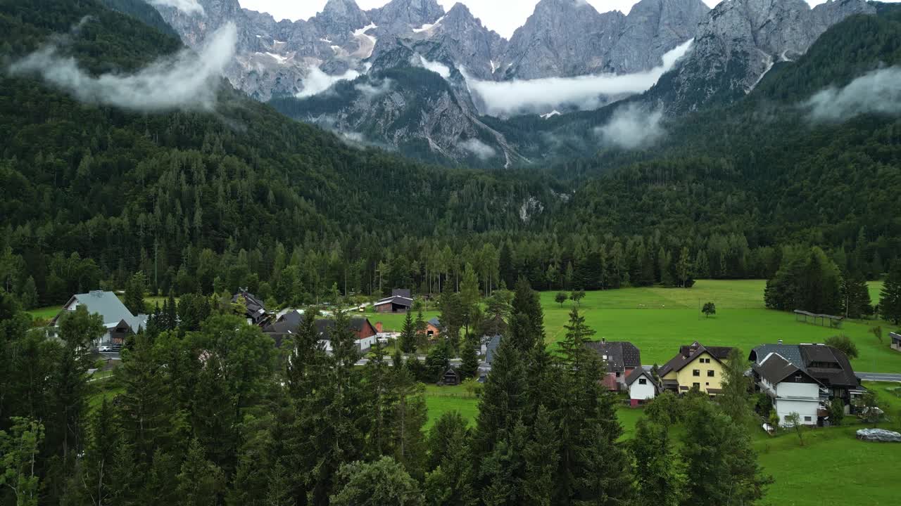 阿尔卑斯山脉之间的小定居点，正常的天气间隔视频下载