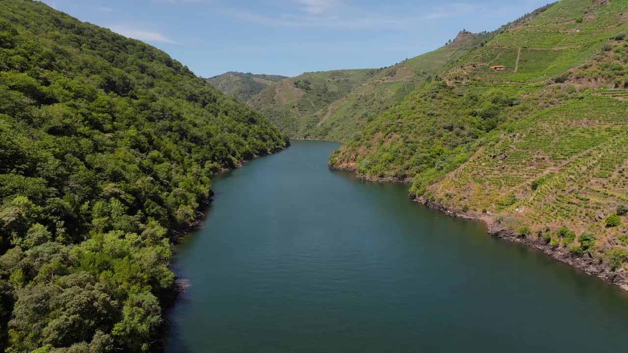 水库中青山环绕的河流-航拍视频下载