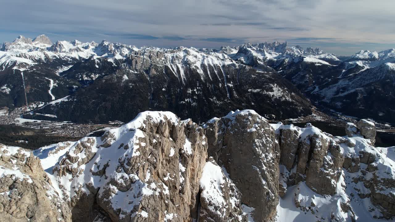 雄伟的冬季景观白云石阿尔卑斯山在Carezza，令人惊叹的山景和宁静的雪视频素材