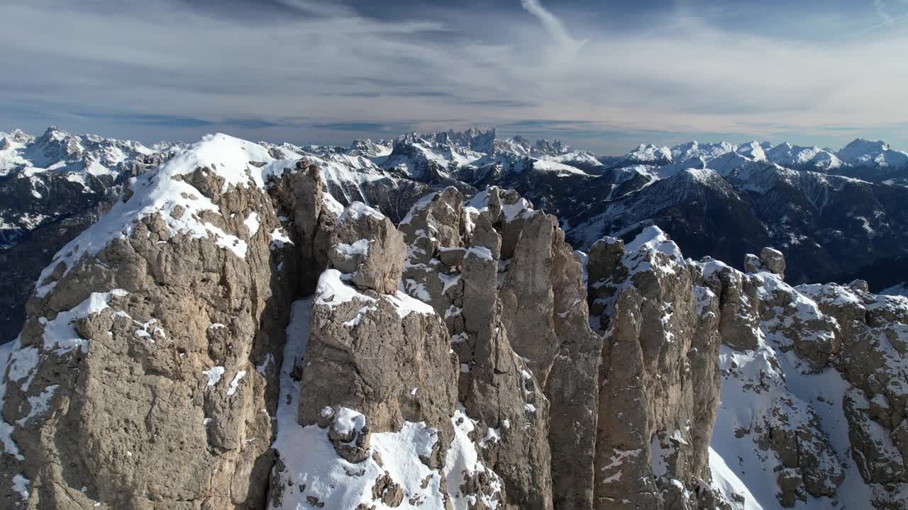 探索令人惊叹的冬季仙境白云石阿尔卑斯山在卡雷扎，一个雪域天堂视频素材