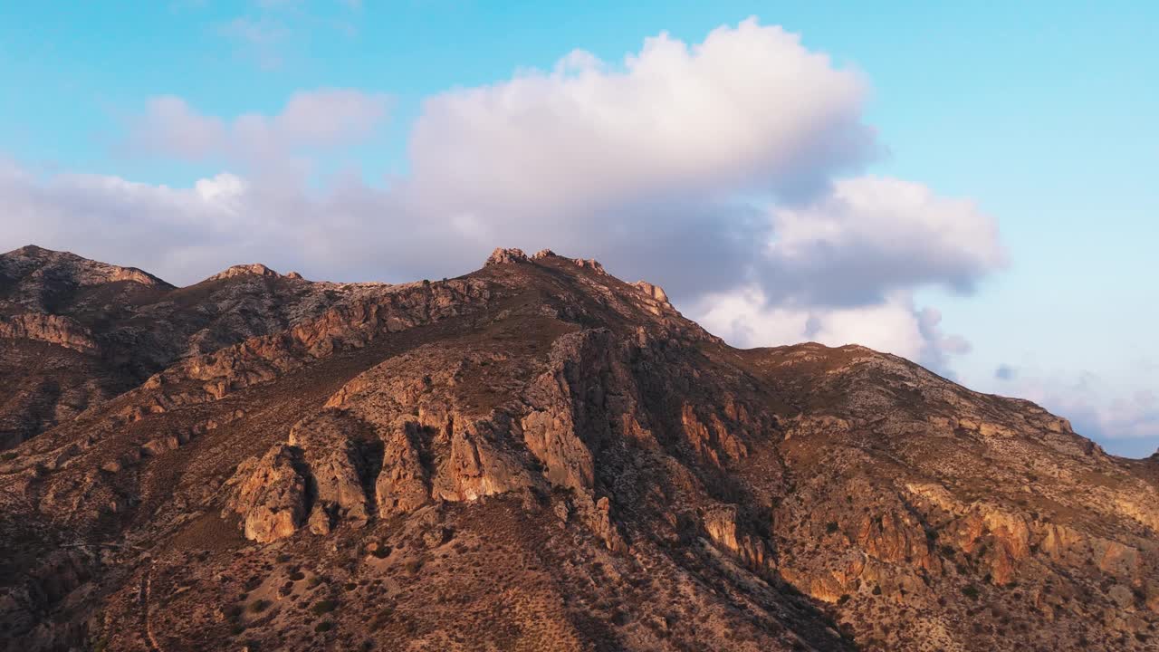 空中飞行。白云在山脉上方缓慢移动。鸟瞰美丽的山景视频下载