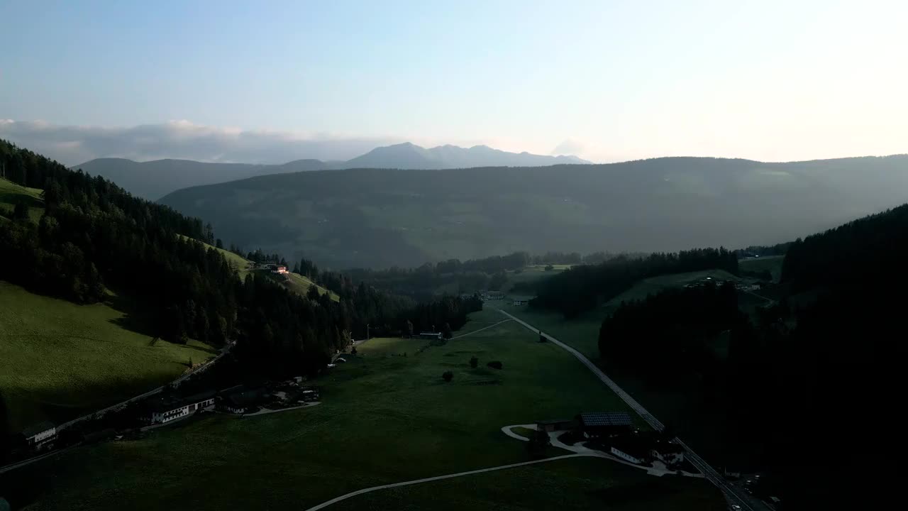 夏季白云石山脉的鸟瞰图视频素材