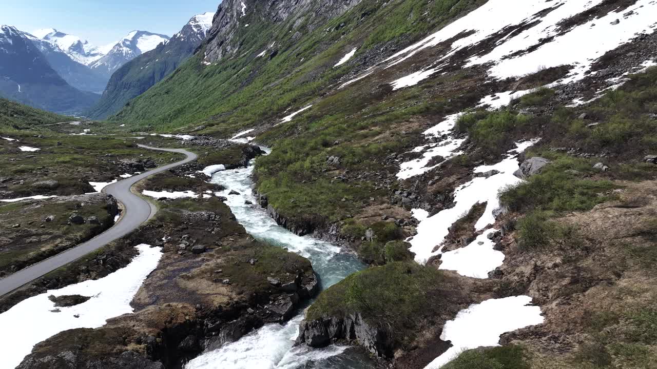 在夏季探索以河流和山脉为特色的令人惊叹的挪威景观视频下载