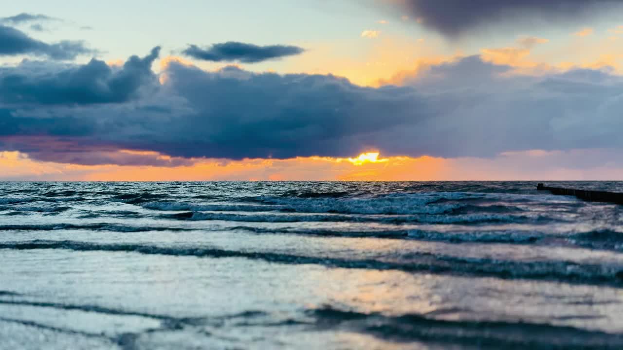 在刮风的夜晚，波罗的海空旷的海滩视频下载