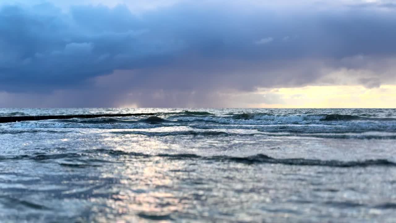 在刮风的夜晚，波罗的海空旷的海滩视频下载