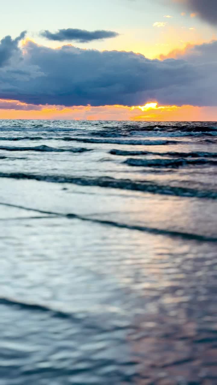 在刮风的夜晚，波罗的海空旷的海滩视频素材