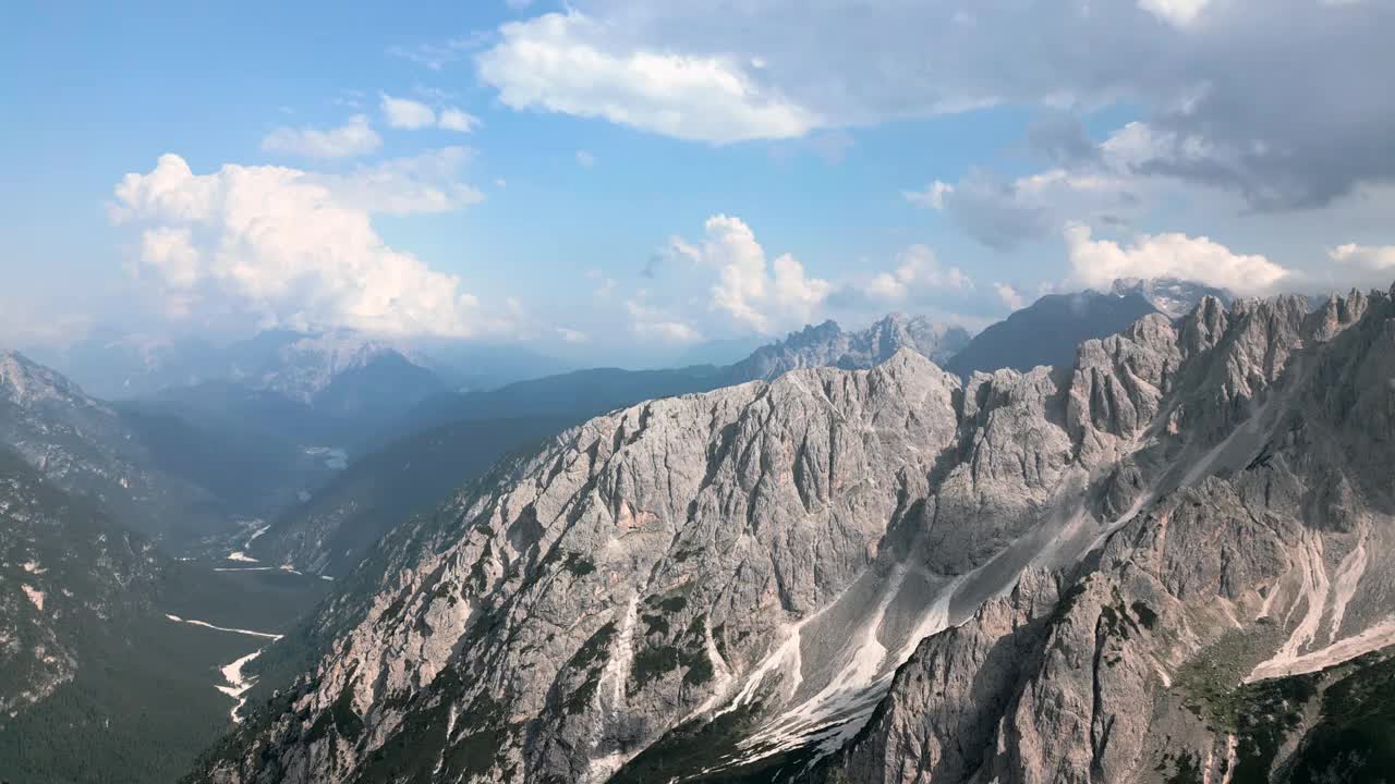 夏季白云石山脉的鸟瞰图视频下载