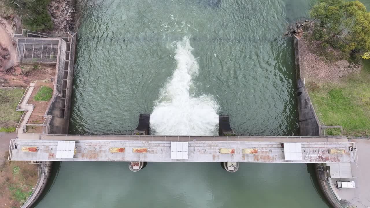 航拍的艾尔登湖和艾尔登墙维多利亚州澳大利亚视频下载