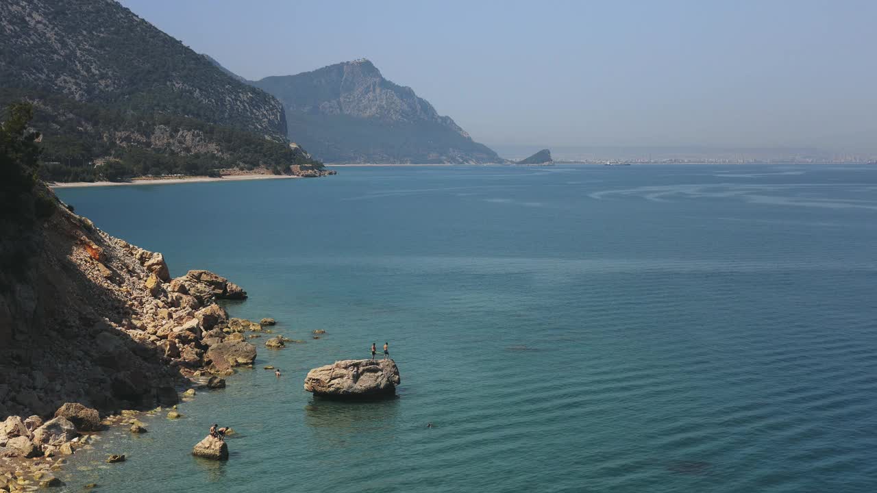 宁静的地中海海岸线与岩石海岸在Kemer，土耳其视频下载