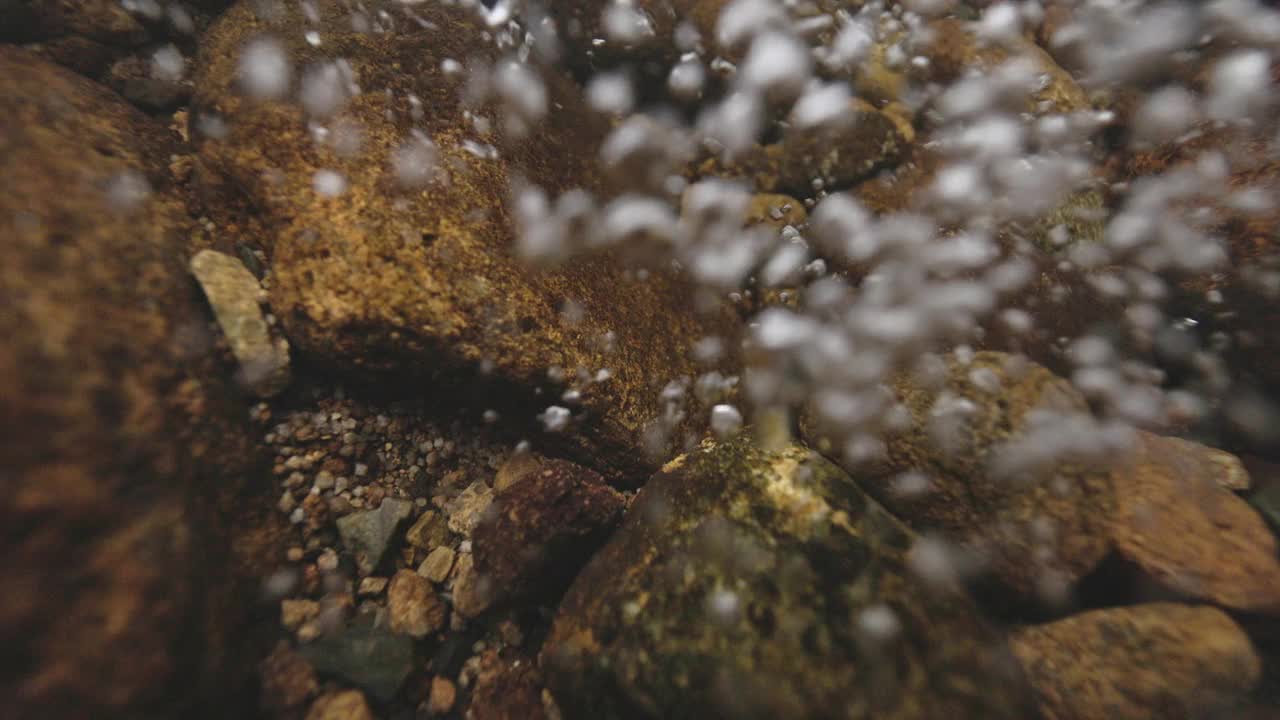 水下自然景观缓缓流下的岩石底部的溪流在热带雨林视频素材