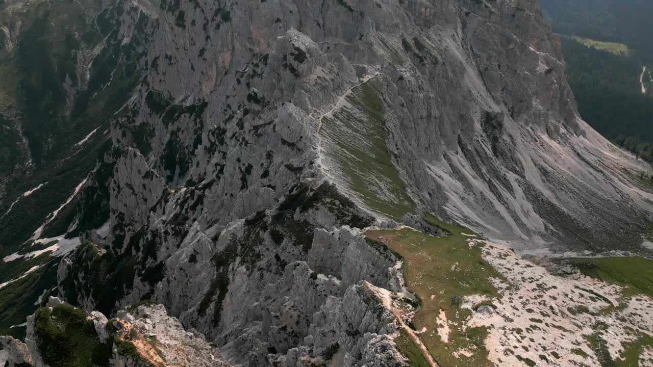 夏季白云石山脉的鸟瞰图视频素材