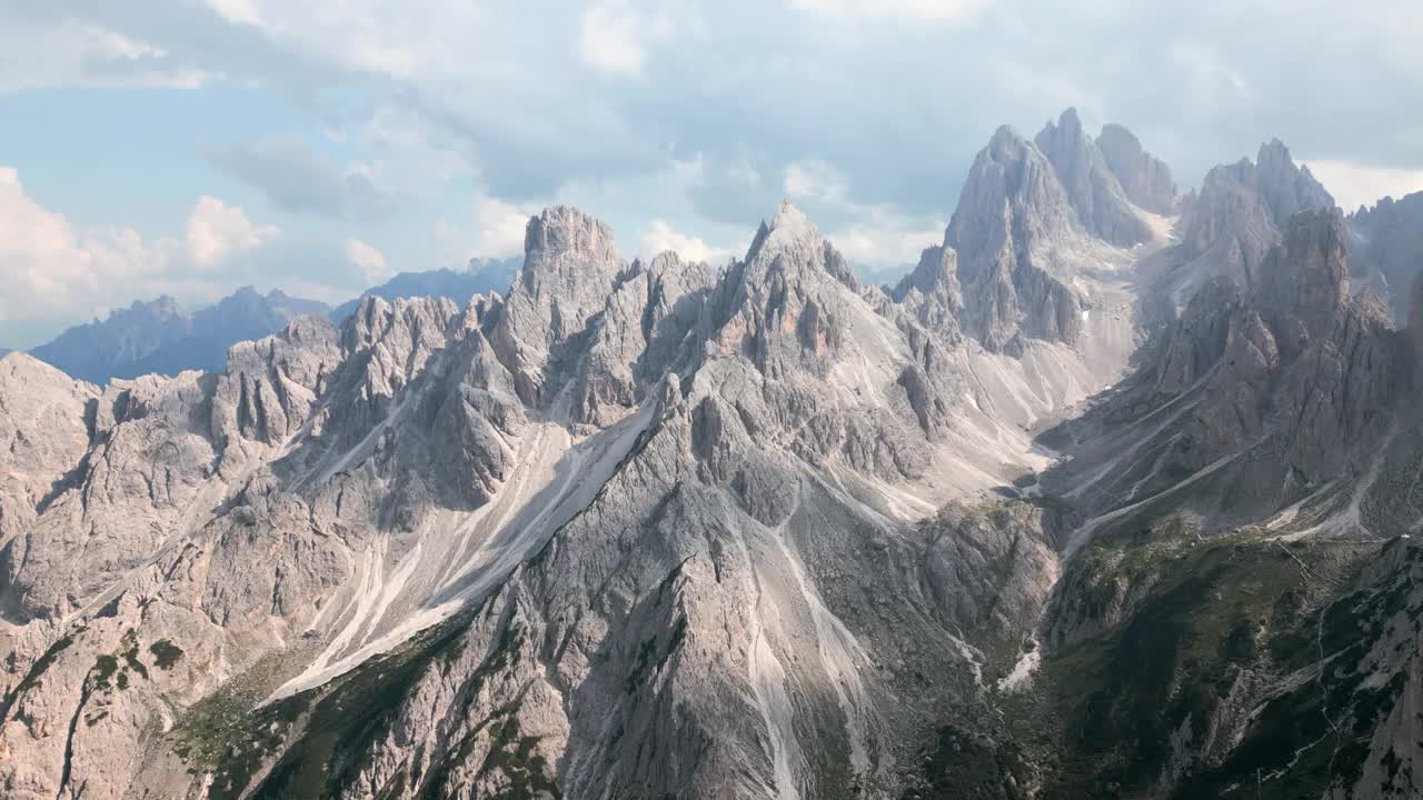 夏季白云石山脉的鸟瞰图视频素材