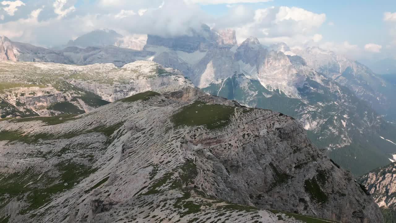 夏季白云石山脉的鸟瞰图视频下载