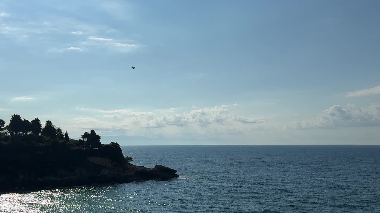 美丽的地中海沿岸的大海和天空的风景云。视频下载