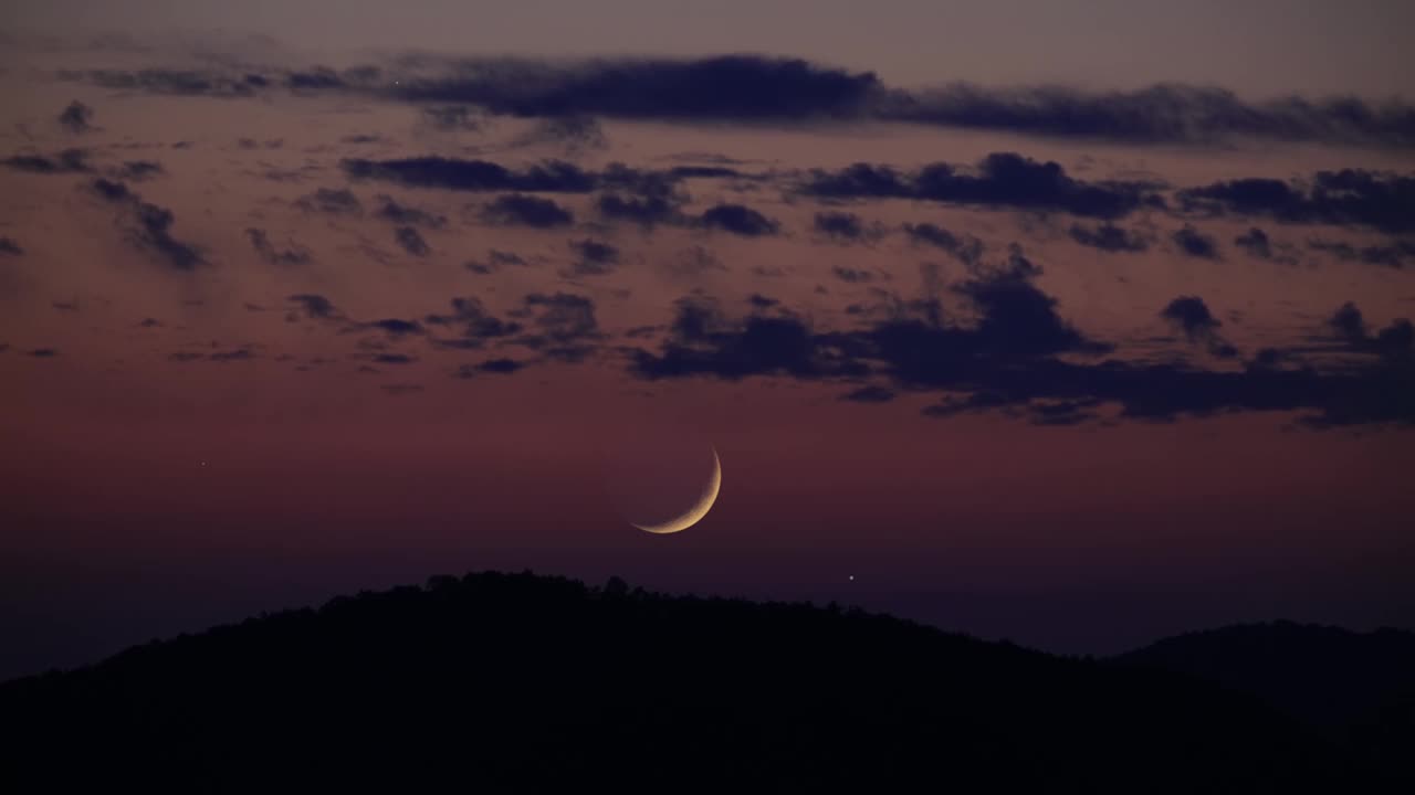 月牙、星星和山水风景的剪影。视频下载