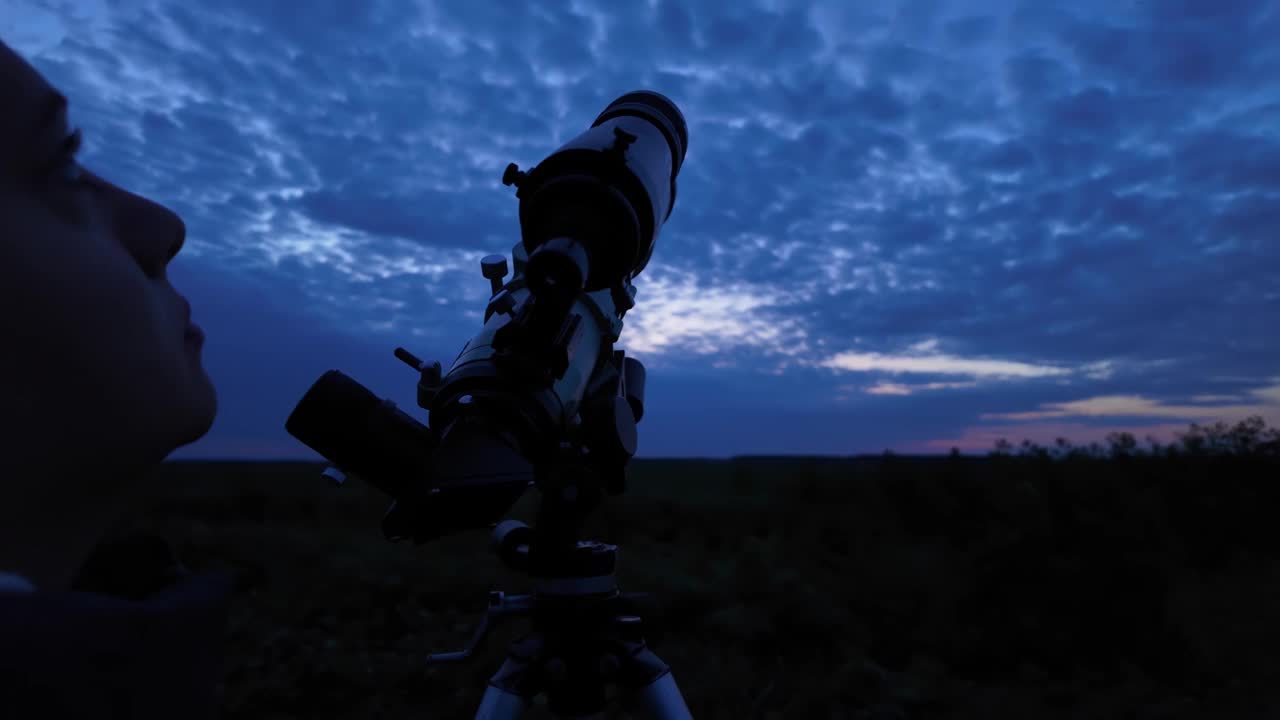 业余天文学家看着多云的夜空，等待用望远镜观测行星、恒星、月球和其他天体。视频下载