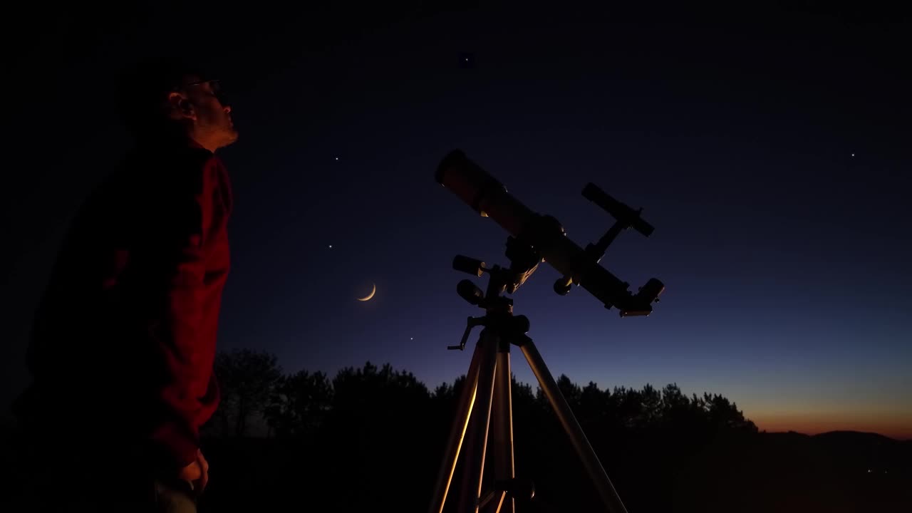 业余天文爱好者用望远镜观察夜空，观察行星、恒星、月亮和其他天体。视频素材