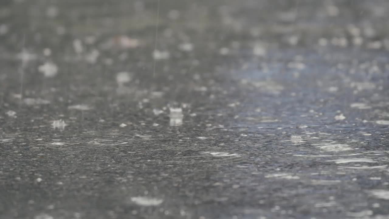 雨滴落在铺好的路上。视频下载