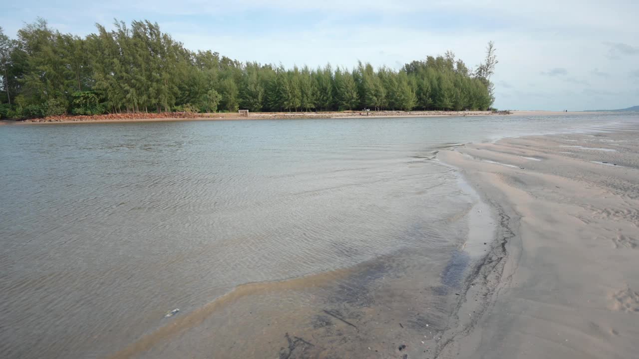 黄昏的海浪轻轻地抚摸着海岸，享受着泰国帕克蒙海滩的海滩视频下载