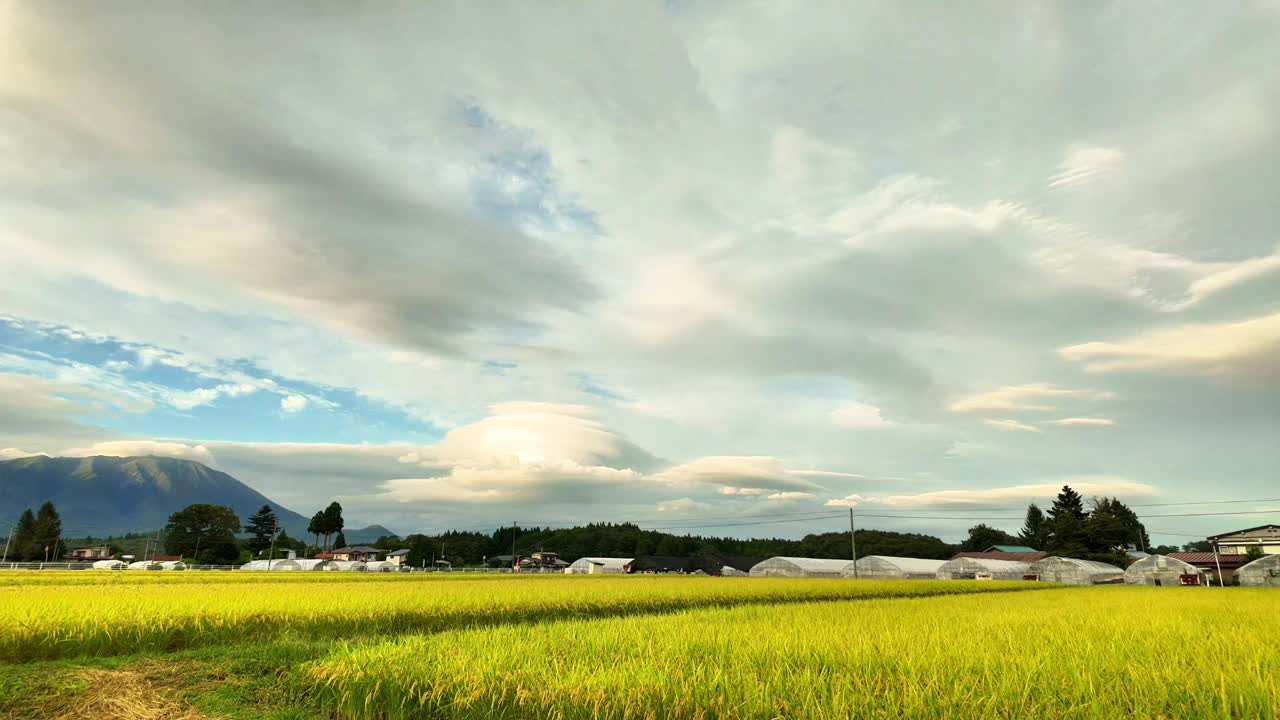 岩手山和稻田上空的荚状云和其他云的运动随时间流逝视频下载