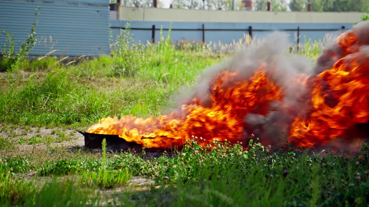 下午，消防员在野外顽强地扑灭熊熊大火视频素材