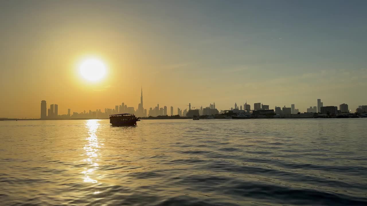 从迪拜河港口俯瞰迪拜市中心的日落景色视频下载