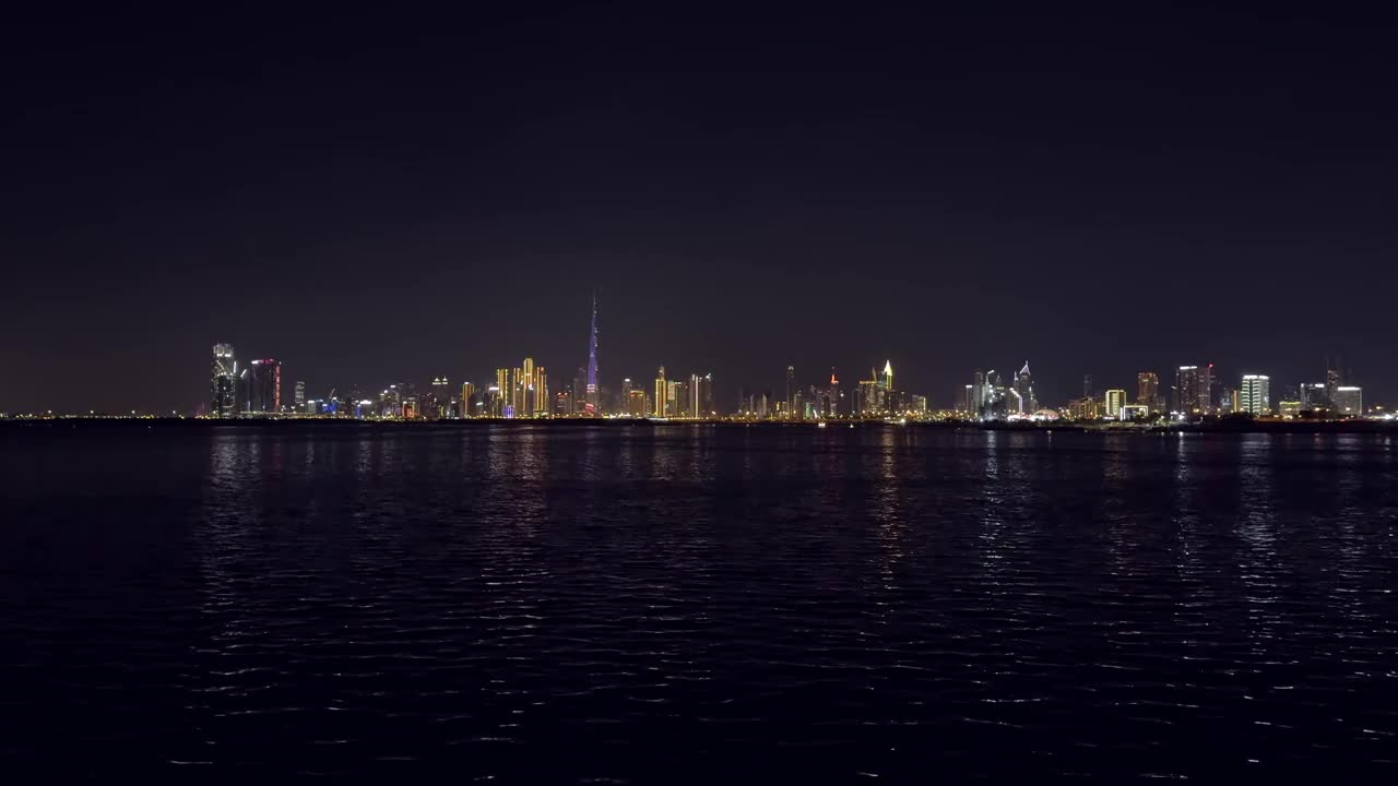 从迪拜河港俯瞰迪拜市中心的夜景视频素材