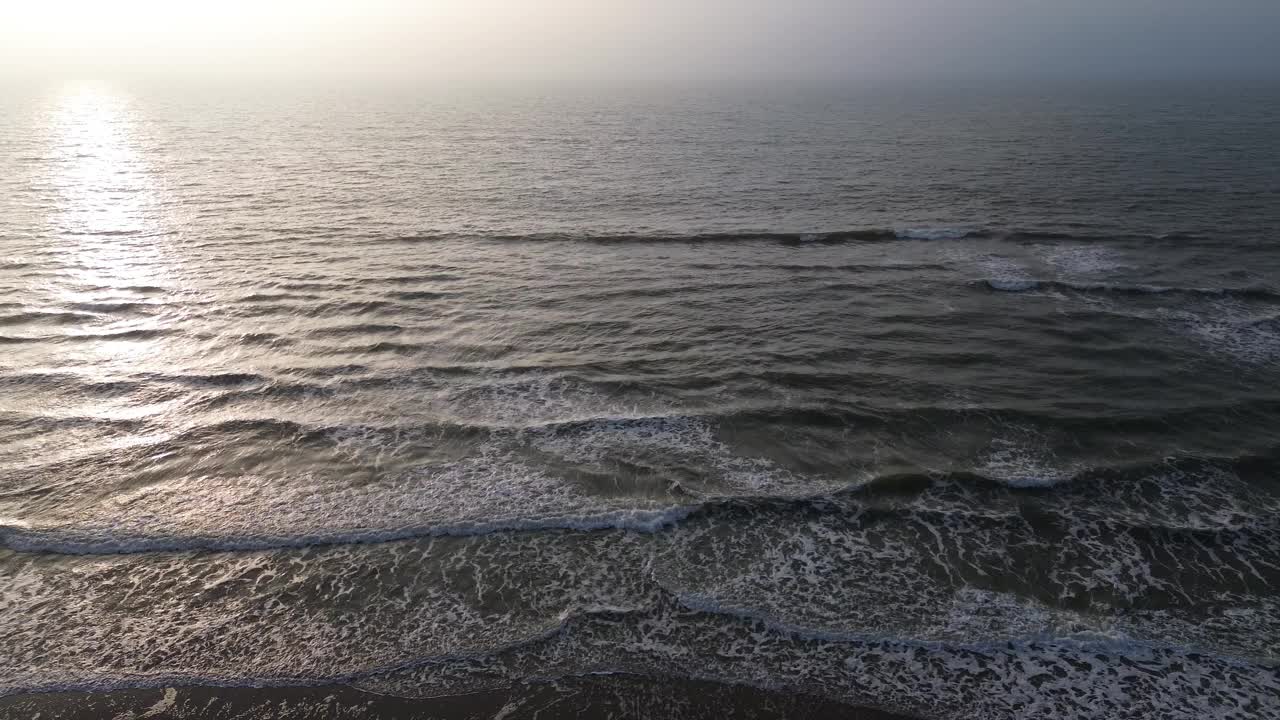 黄昏朦胧的海浪，宁静的场景捕捉大自然的美丽，北海，冬季，荷兰视频素材