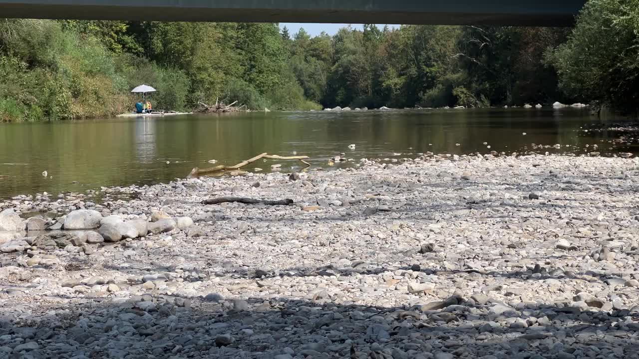 夏季的高山河石滩视频下载